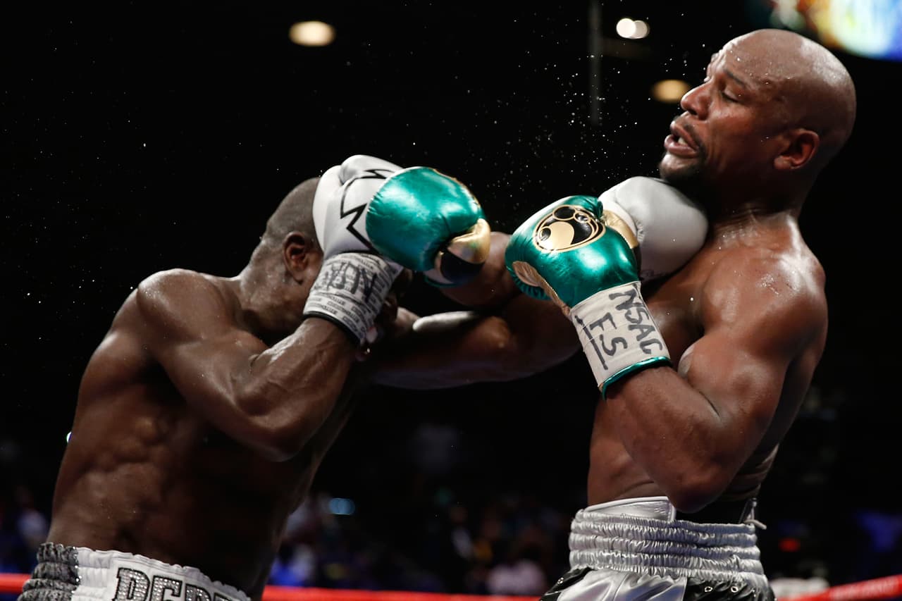 Molestando cuando tiraba sus golpes.