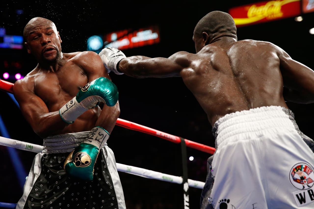 Mientras Bero seguía sus intentos frustrados por golpear.