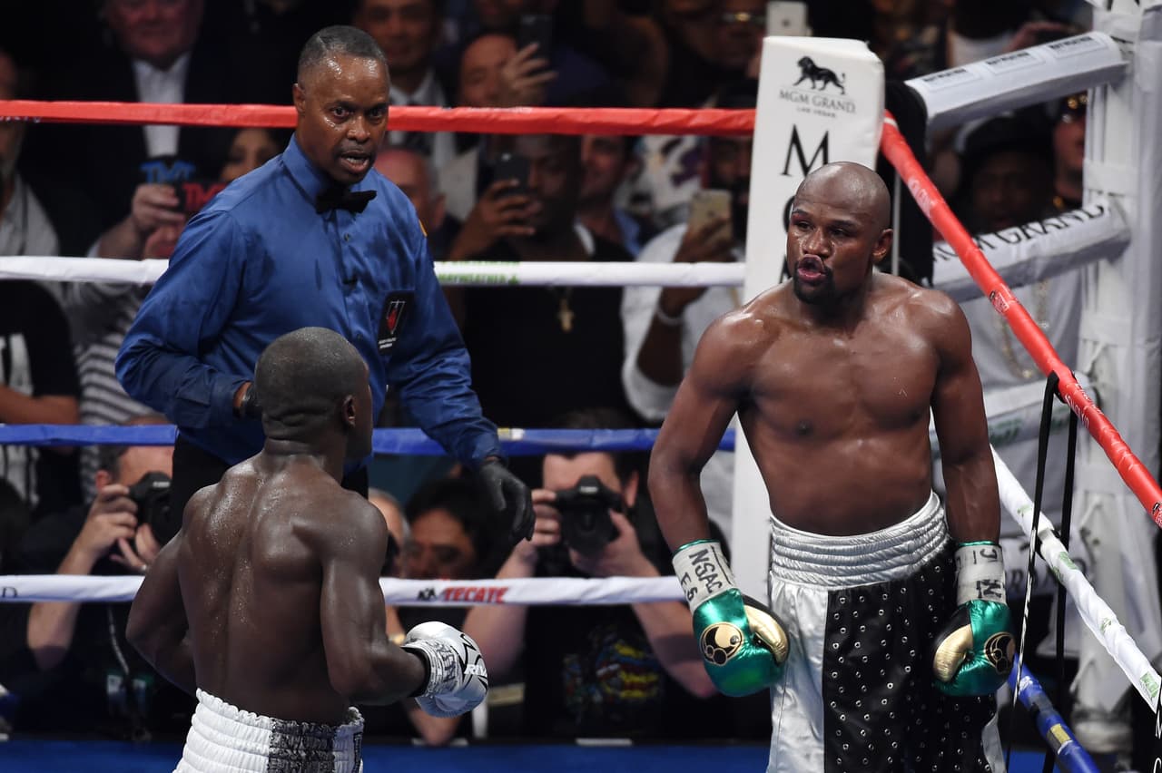 En los últimos rounds Mayweather le agregó algunas burlas y provocaciones a su show.