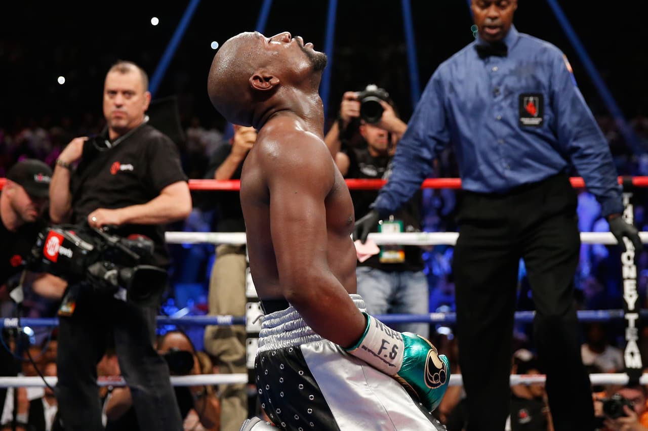 Al sonar la campana Mayweather se arrodilló, era el fin de su carrera