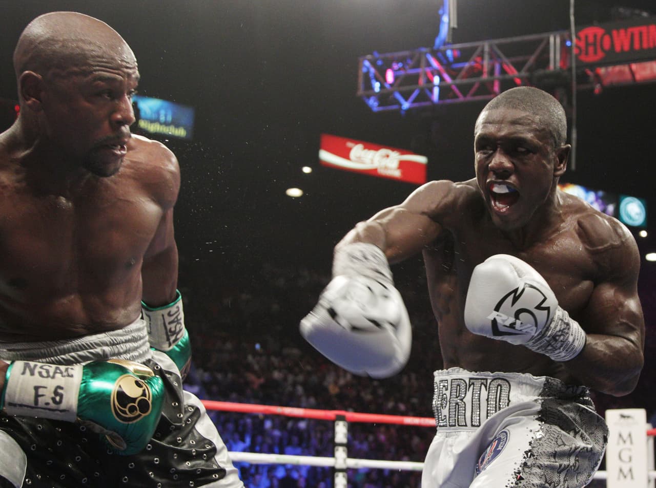 Mayweather hacía fallar a Berto de todas las formas posibles