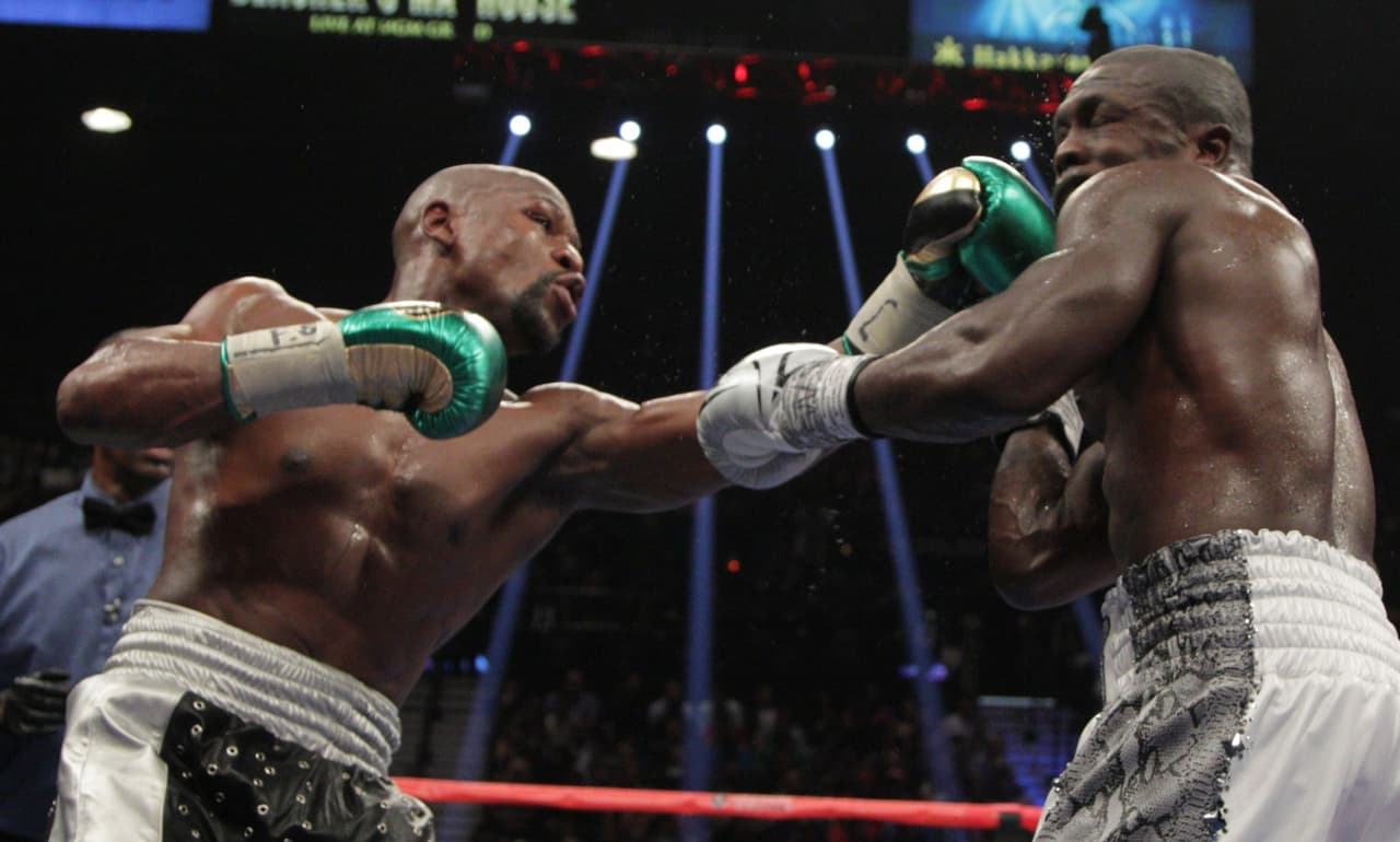 Desde el principio las reglas estaban claras, Mayweather dominaba con su jab ante un impotente Berto.