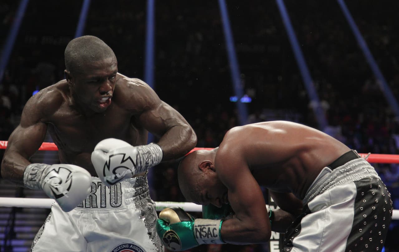 Berto atacó poco y la mayor parte de sus golpes iban al aire.