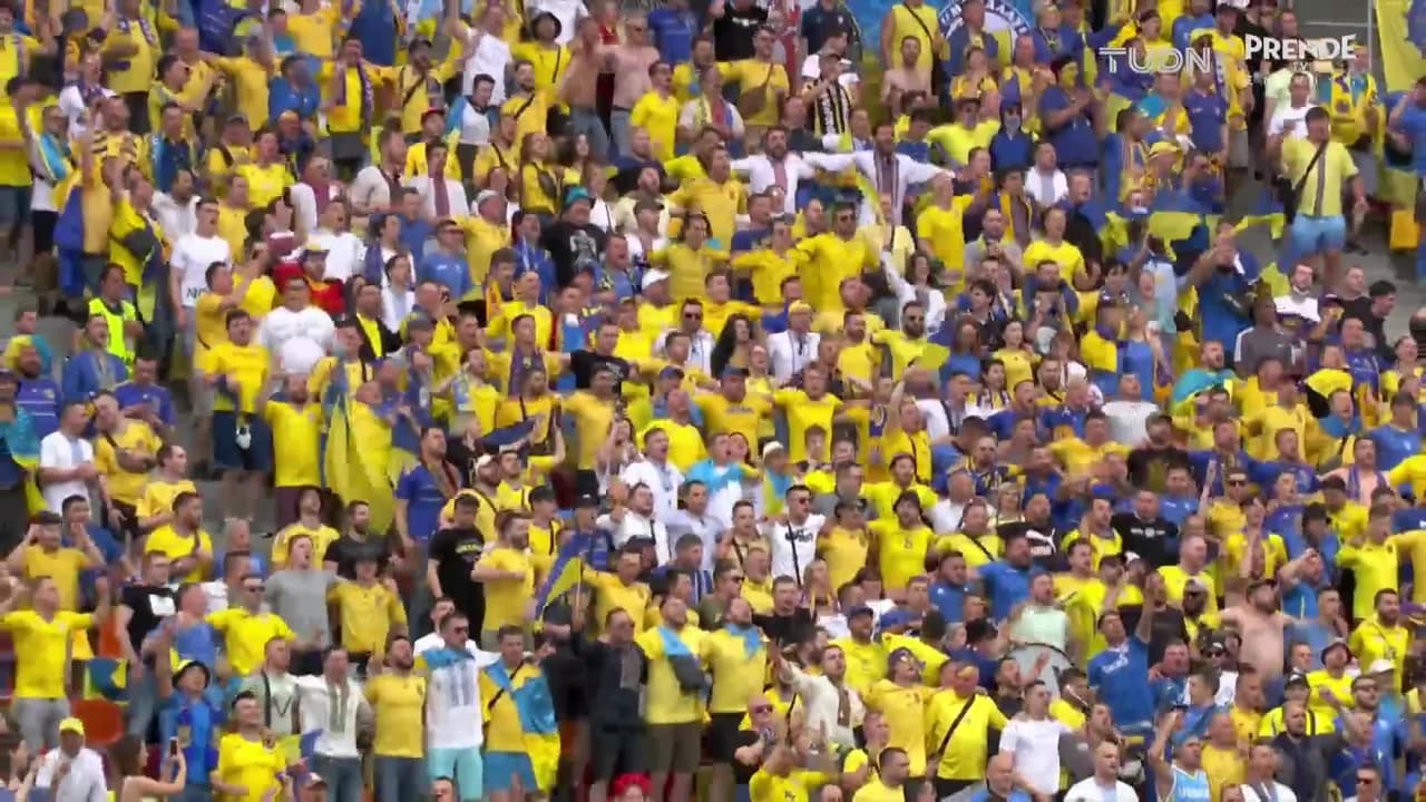 Arranca el partido y la pelota está en juego.