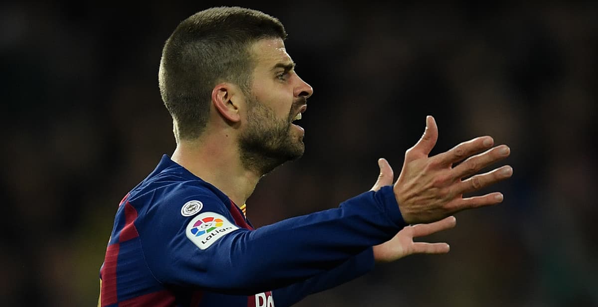 Piqué no jugó y el árbitro lo amonestó ¡en el túnel!