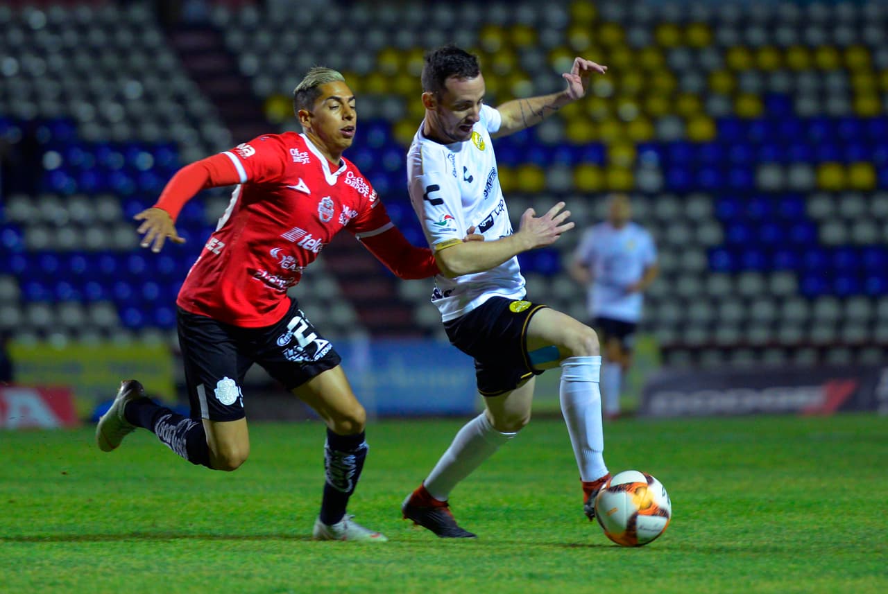 Sin embargo, los visitantes supieron aguantar la embestida con control de balón.