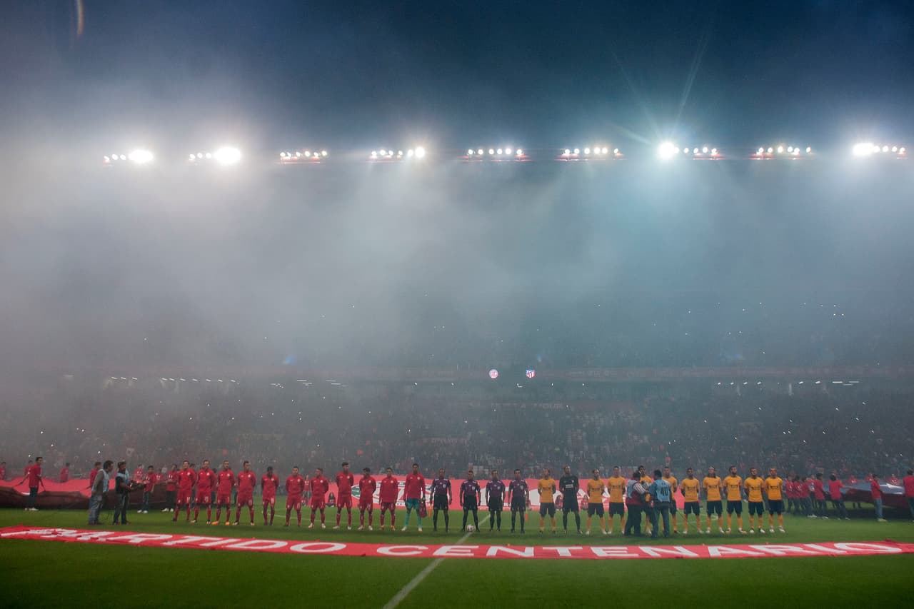 En medio de la niebla por la pirotécnia, se llevaron a cabo los actos protocolarios en la casa de los 
<i>Diablos Rojos.</i>