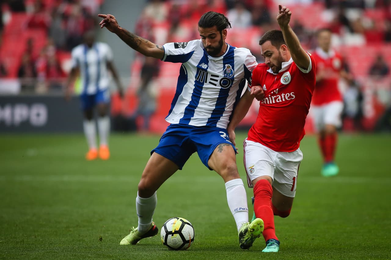 La insistencia de Porto se vio premiada en los pies de Héctor Herrera, que al minuto 45 del segundo tiempo marcó para poner el 0-1 del triunfo que lo pone de líder en Portugal.