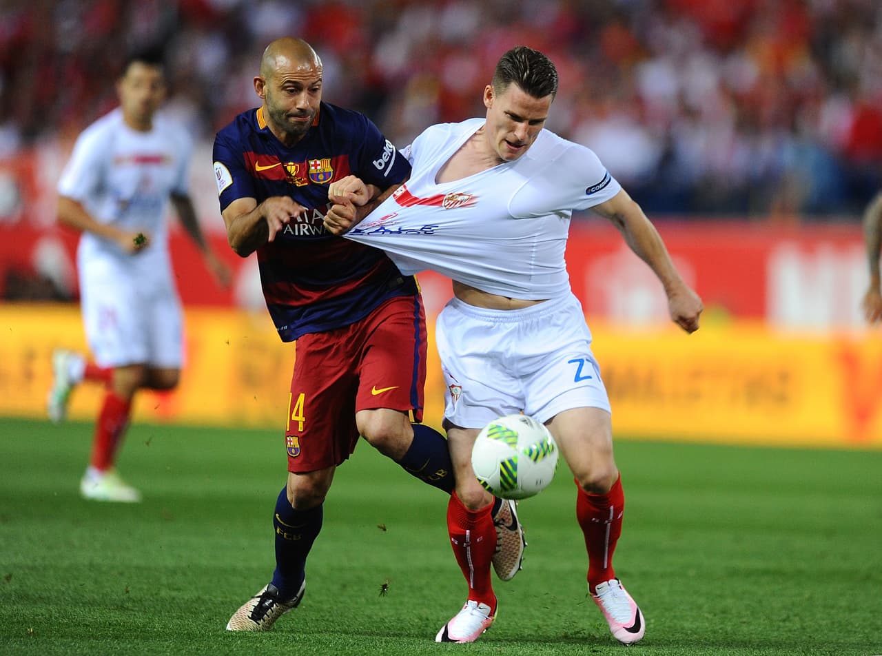 Primero la de Mascherano por parte del Barcelona, quien en su intento de evitar el gol en contra jaloneó en los linderos del área a Gameiro cuando apenas se jugaba 35 minutos.