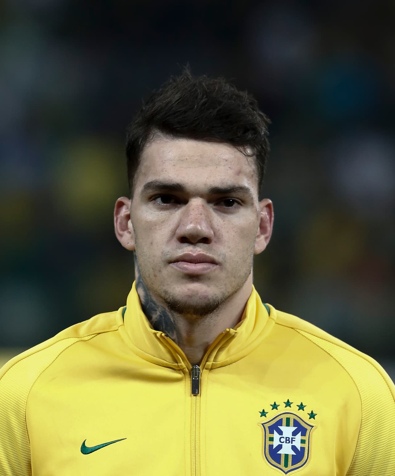 Además, ha tenido la oportunidad de defender el arco de la Canarinha cuando Tite lo rota junto a Alisson.