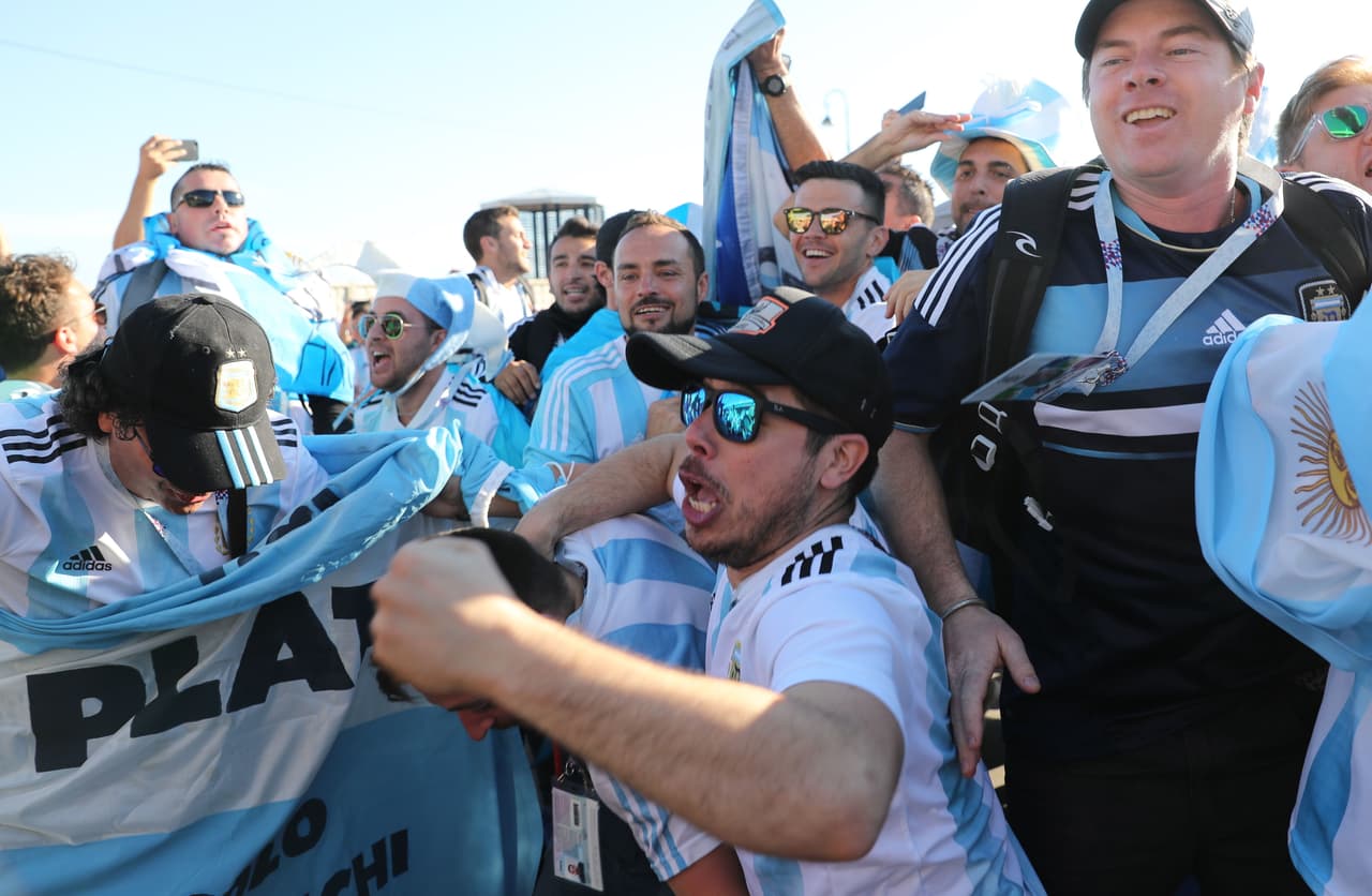 Los fanáticos de Argentina inundan de pasión el partido contra Nigeria en un encuentro de alegría y colorido en el tercer y definitivo partido del grupo D del Mundial Rusia 2018.