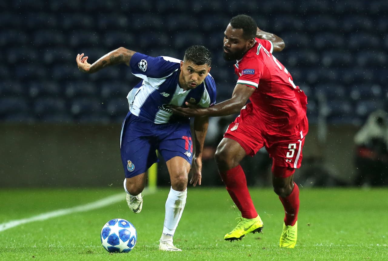 Jesús Manuel 'Tecatito' Corona buscando hacer daño, con su picardía y su velocidad por la banda derecha ante la defensa del equipo ruso. Le costaba trabajo a la zaga del Lokomotiv neutralizarlo.