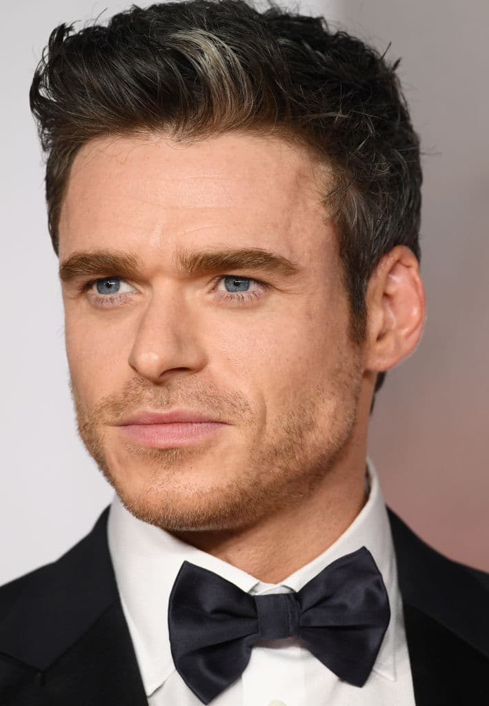 Connie le es fiel, pero comienza a sentir que la situación le supera, así que contratan a una enfermera para que le cuide. Su marido no fue nunca muy cariñoso con ella, y cuando conoce mejor a Oliver Mellors, un hombre de clase social baja, se siente inmediatamente atraída por él. 
<br>