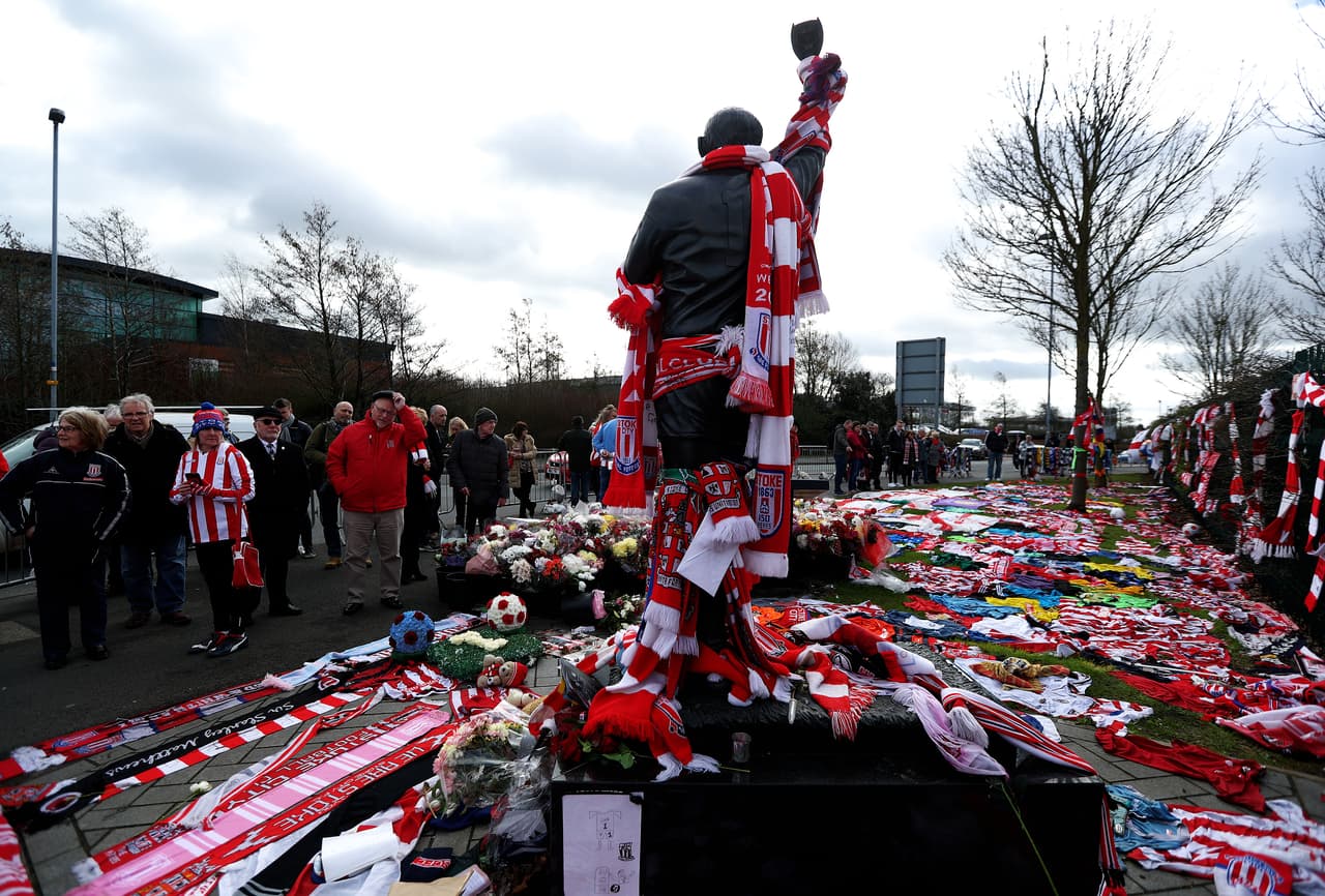 Las calles de Stoke tuvieron miles de hinchas y recuerdos como homenaje de despedida al ídolo Gordon Banks, en el funeral del arquero campeón con Inglaterra en el Mundial de 1966.