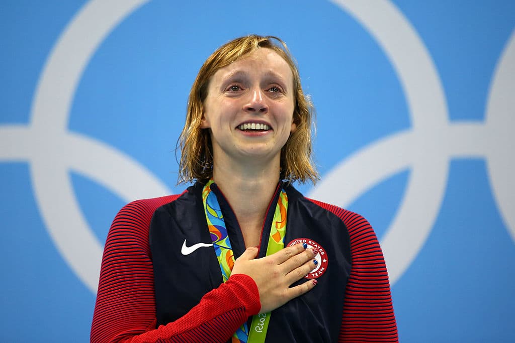 En la final de los 800 metros libre femenino, Katie Ledecky, la gran favorita, ganó el oro y batió el record mundial con un tiempo de 8.04.79. Plata para la británica Jazz Carlin y bronce para la húngara Boglarka Kapas.