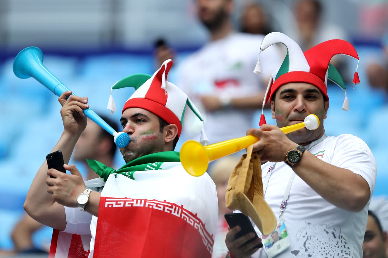 Con atuendos, felicidad y mucho colorido, los fanáticos de Marruecos y de Irán predieron la fiesta desde afuera de las canchas en el arranque del grupo B del Mundial de Rusia 2018.