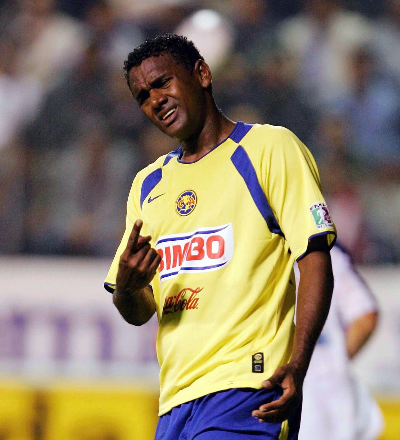 Se fue a Veracruz y luego recaló en el América, con el que marcó 36 goles y ganó tres títulos.