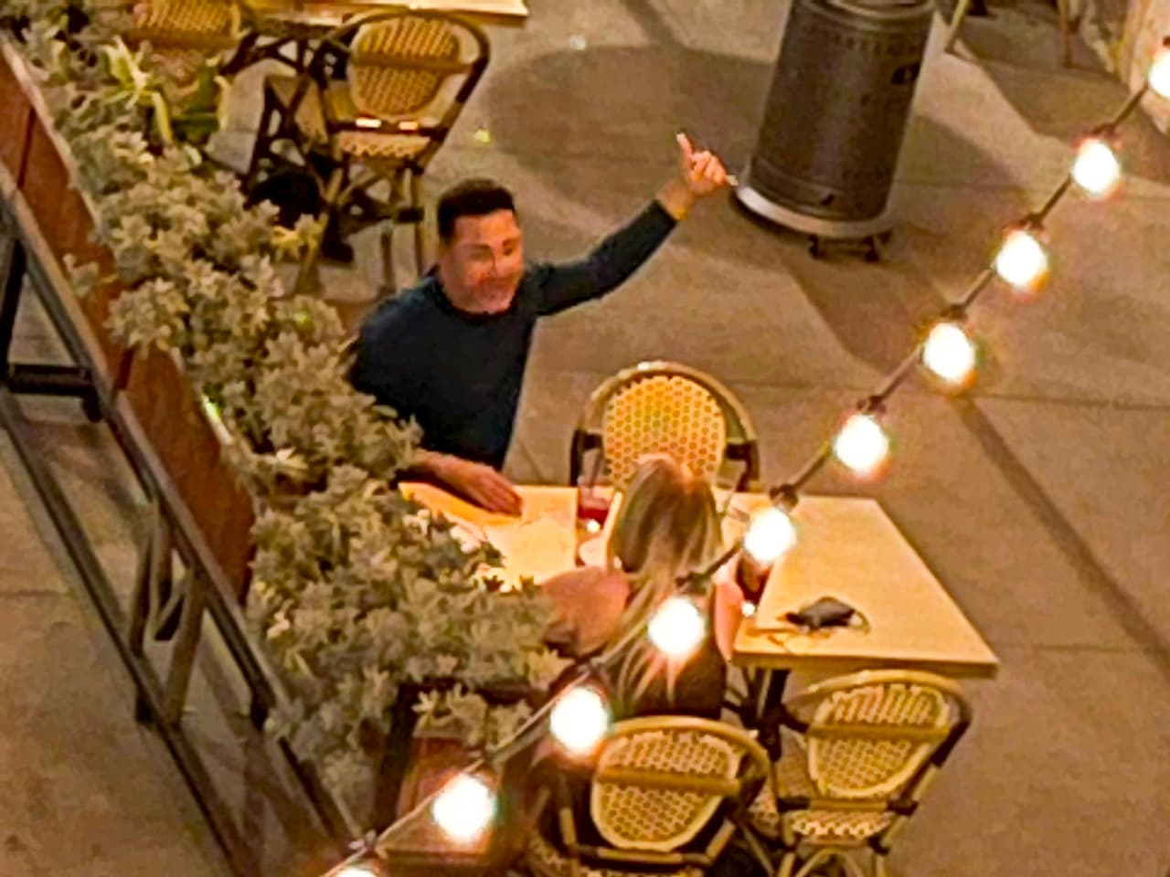 Lo que se puede concluir de las imágenes es que las celebridades parecen haber olvidado sus problemas del pasado.