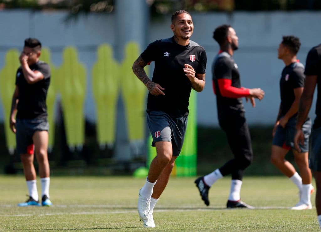 Paolo Guerrero, en la foto, y Jefferson Farfán, dos jugadores quienes al menos pudieron palpar en primera persona la experiencia de un Mundial, quizá no lleguen a Qatar 2022 en activo.