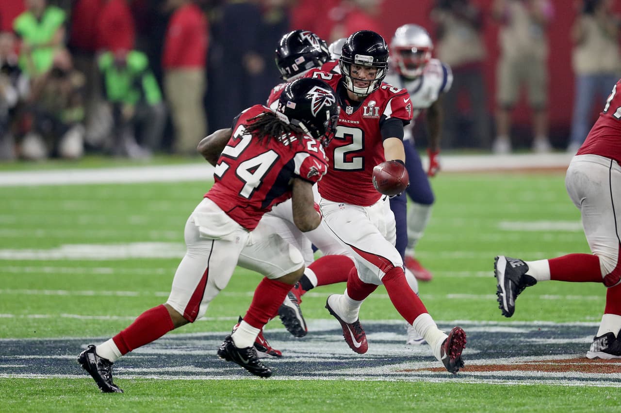 <a href="http://www.nfl.com/player/mattryan/310/profile">Matt Ryan</a> parecía jugar con confianza renovada en 2016 después de bajar su nivel en 2015. Lo viste en el verano, la forma en que tomó el control en el campo. También creo ayudó que
<a href="http://www.nfl.com/player/devontafreeman/2543583/profile">Devonta Freeman</a> promedió casi una yarda completa más por acarreo de que lo hizo en 2015.