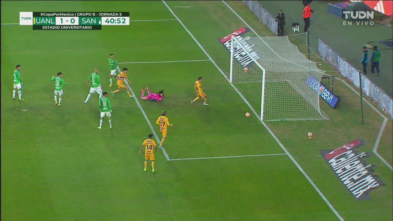 ¡Se salva Santos! Aguilar dispara y Thauvin no la empuja