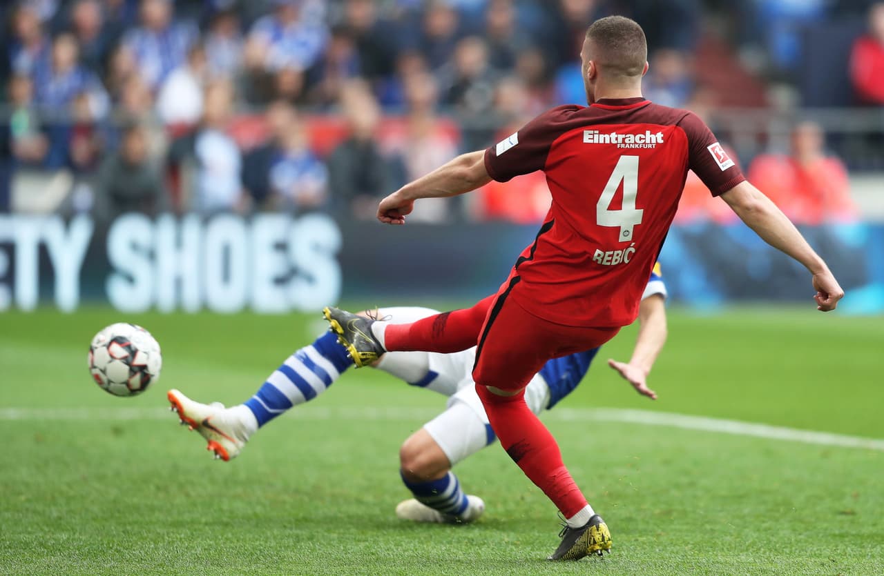 Y con el arco a placer mandó la pelota a la red a pesar del esfuerzo de la defensa local por evitar la caída de su arco.