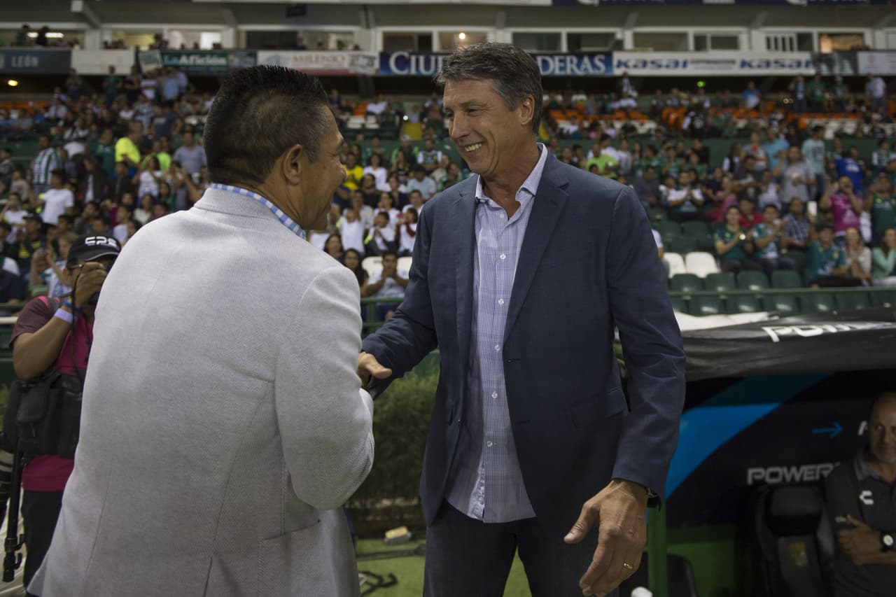 Ignacio Ambriz y Robert Dante Siboldi se saludaron de manera afectuosa antes del encuentro.