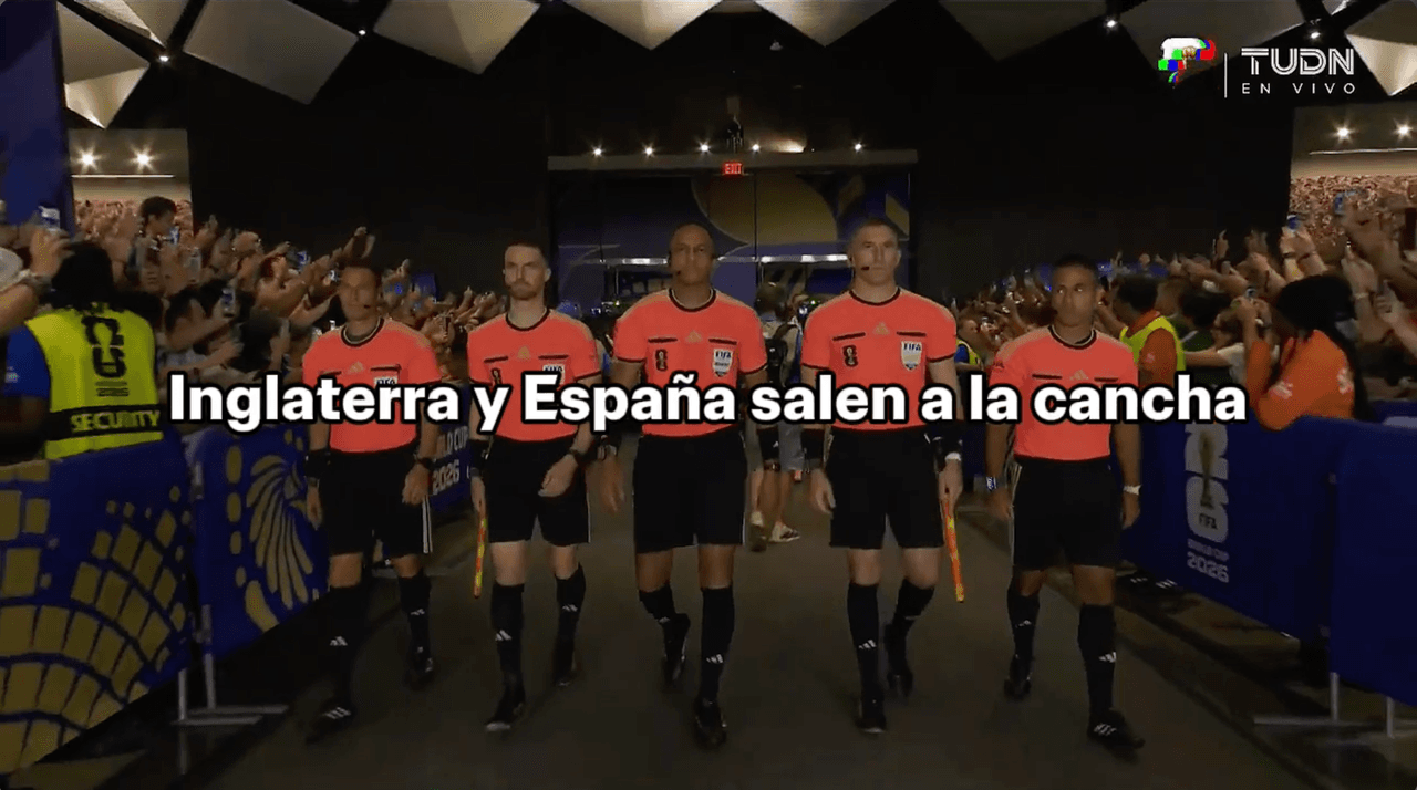 ¡Salen los equipos a la cancha! ¡El partido está a punto de comenzar!
