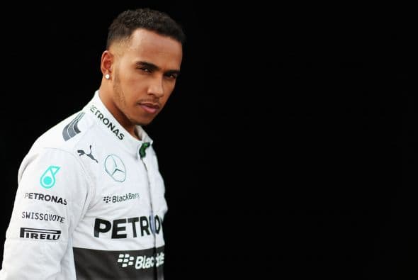 Lewis Hamilton nació en Inglaterra y tiene 29 años de edad.