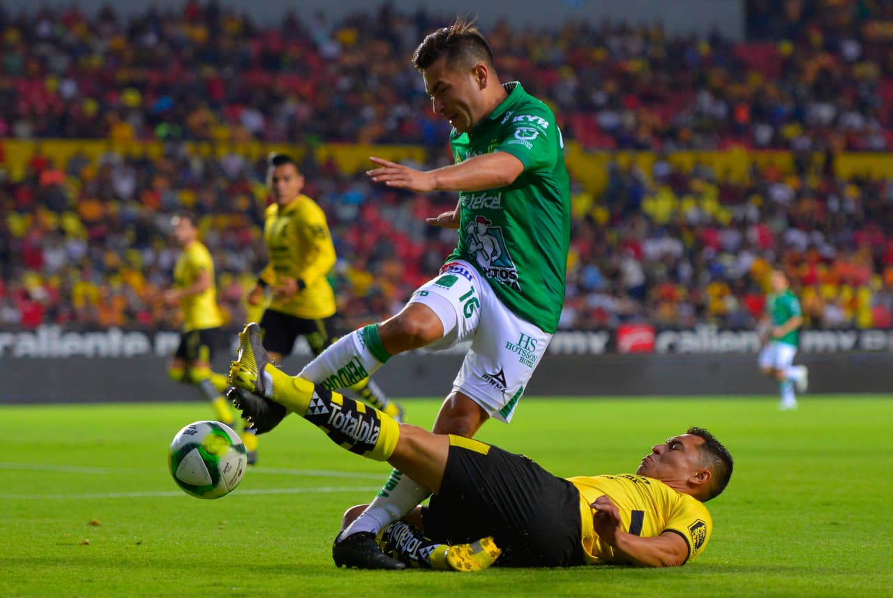 Producto del empuje y la presión establecida de los visitantes se sucitó una falta dentro del área de los michoacanos y el árbitro marcó penal.