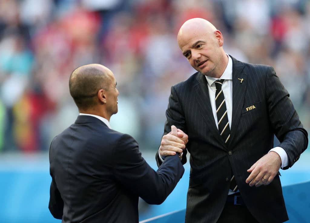 El presidente de la FIFA, Gianni Infantino (derecha), saluda al técnico de Bélgica, Roberto Martínez, (izquierda) durante la premiación.