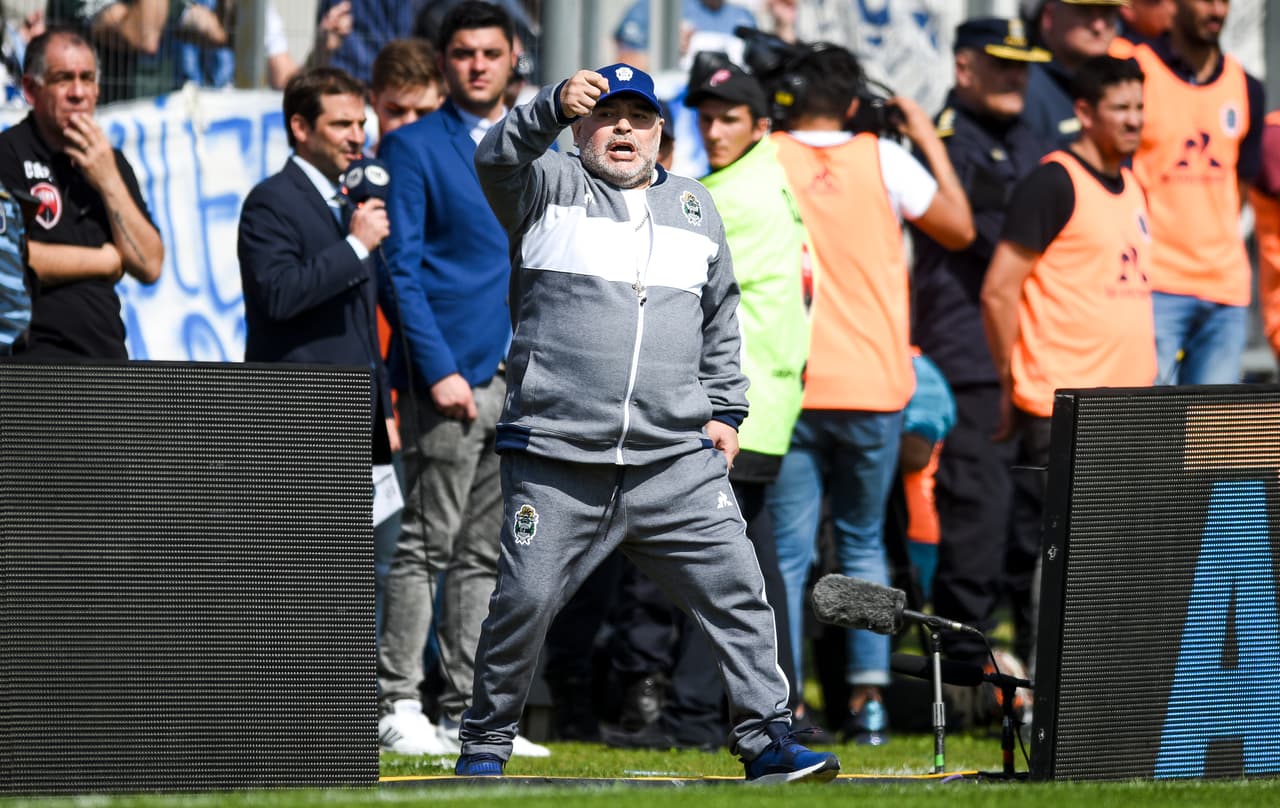 El Diego pide tarjeta en una jugada.