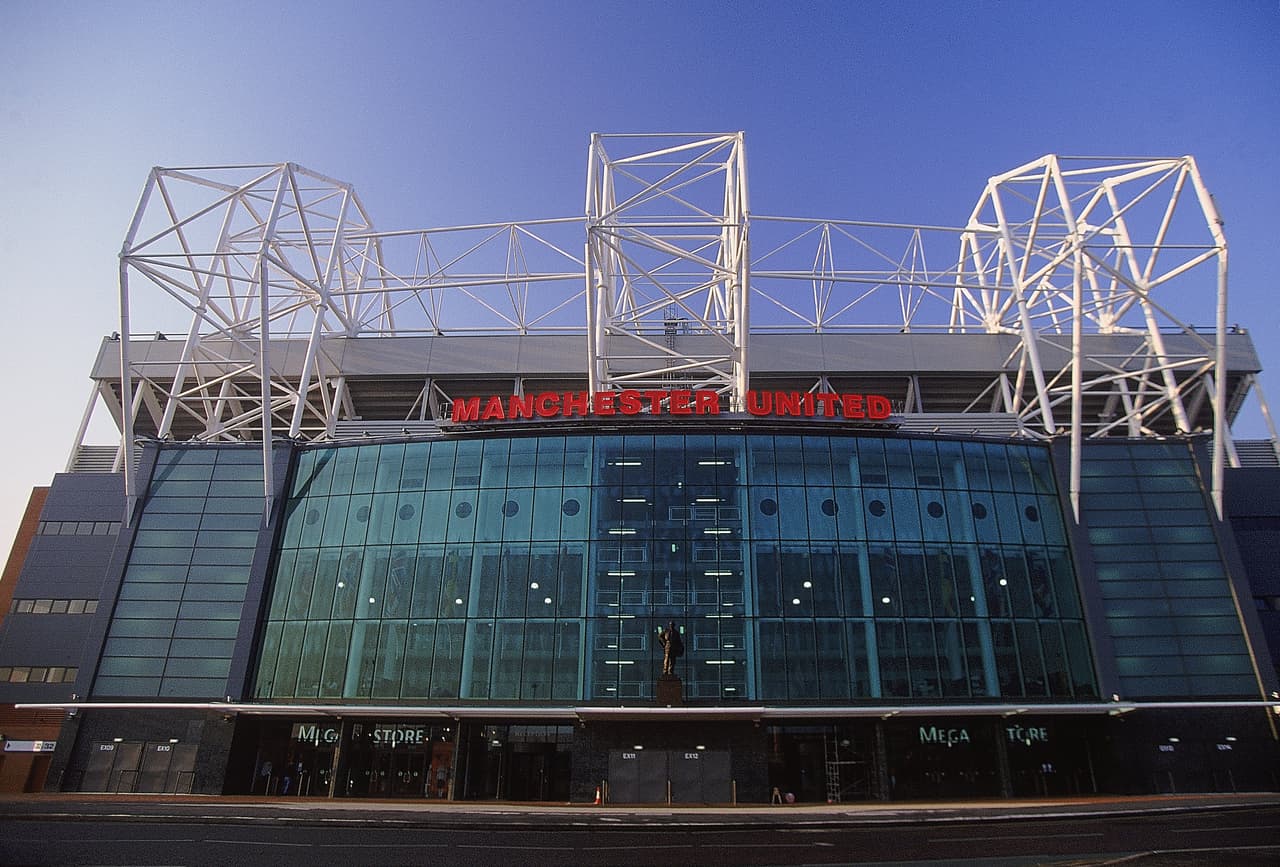 El estadio del Manchester United también tiene su nombre de Old Trafford por el sector en el que está ubicado, nombre que ha dado la vuelta al mundo.