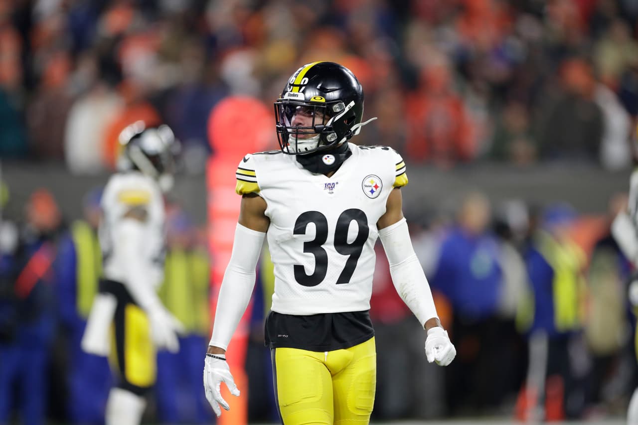 <b>Minkah Fitzpatrick | S | Pittsburgh Steelers</b>
<br>
<b>- Edad: 23 años.</b>
<br>- Vale la pena la elección de primera ronda que Pittsburgh envió a Miami, Fitzpatrick llegó a Steel City como agente de cambio.
<br>- Sirviendo como el punto de inflexión para una defensa surtida, Fitzpatrick se acercó a un All-Pro asintiendo como un merodeador que apilaba cinco intercepciones, dos balones sueltos forzados, tres recuperaciones de balón suelto, nueve pases defendidos, un pick-six y un balón suelto llevado a la zona de touchdown.
<br>"Tenemos una selección de primera ronda", dijo el gerente general de los Steelers, Kevin Colbert, en abril. "Y ese fue Minkah Fitzpatrick".