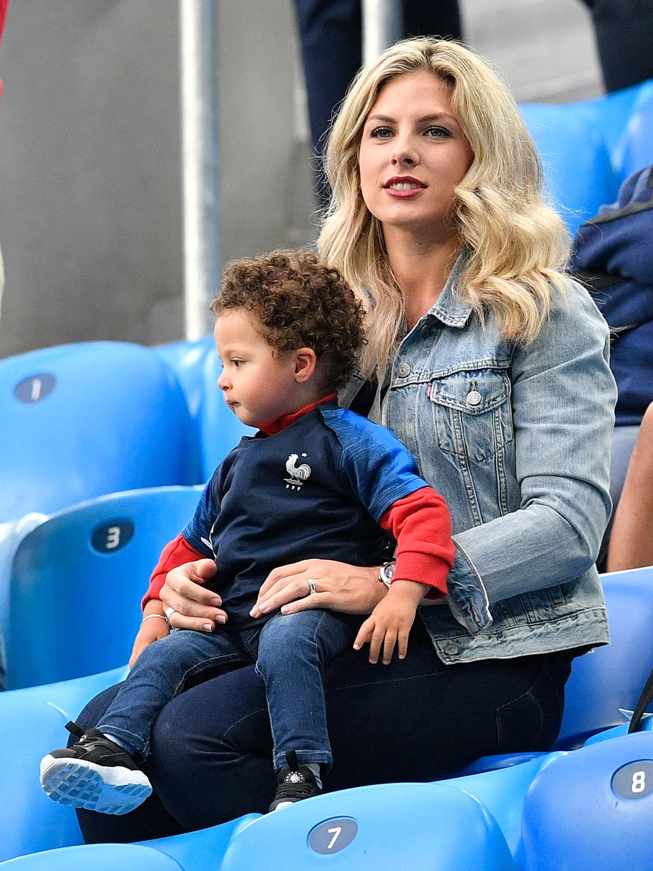 Las fanáticas de Francia y Bélgica en el primer partido de semifinal de Rusia 2018 le dieron un color especial a la definición del finalista. Acá, la esposa de Rafael Varane.