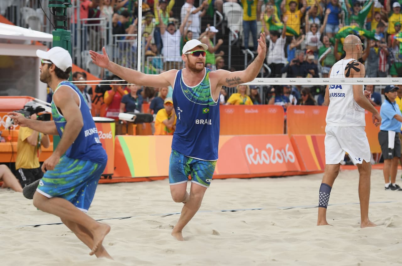 Pareja brasileña Alison y Bruno liquidan a dúo de EEUU y avanzan en voleibol de playa