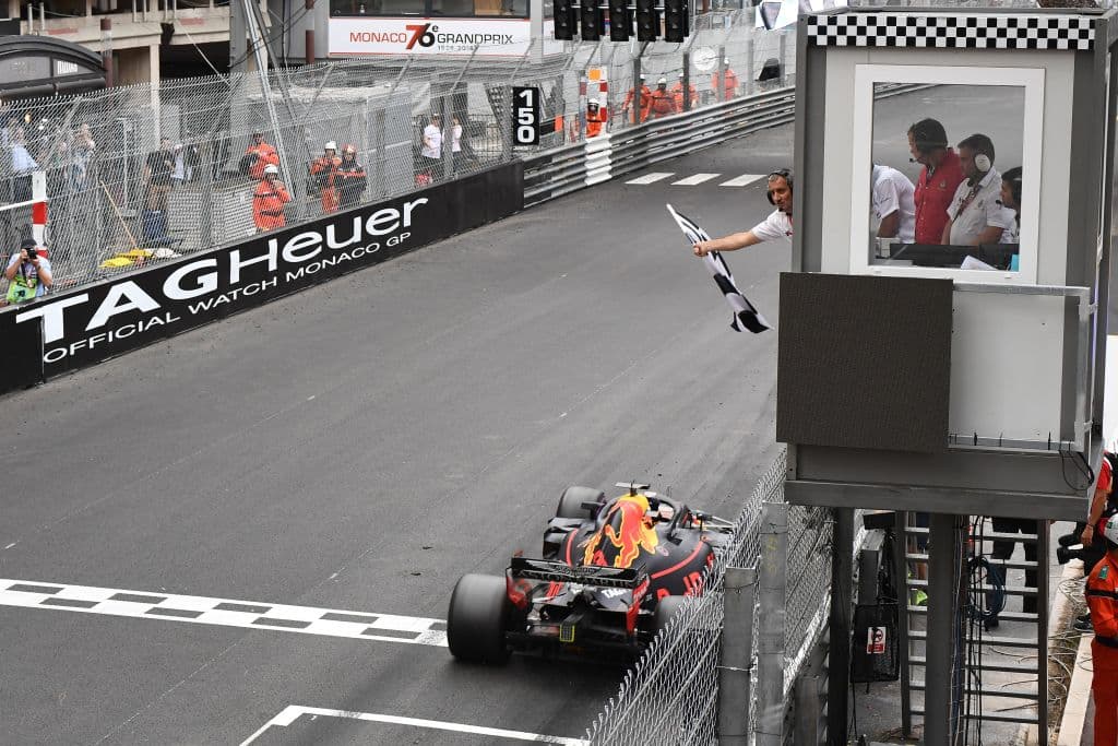 El momento anhelado para Red Bull y Ricciardo, y coronar un fin de semana redondo. Esta es la séptima victoria en la carrera del australiano en la F1 y su primera conquista en Montecarlo.