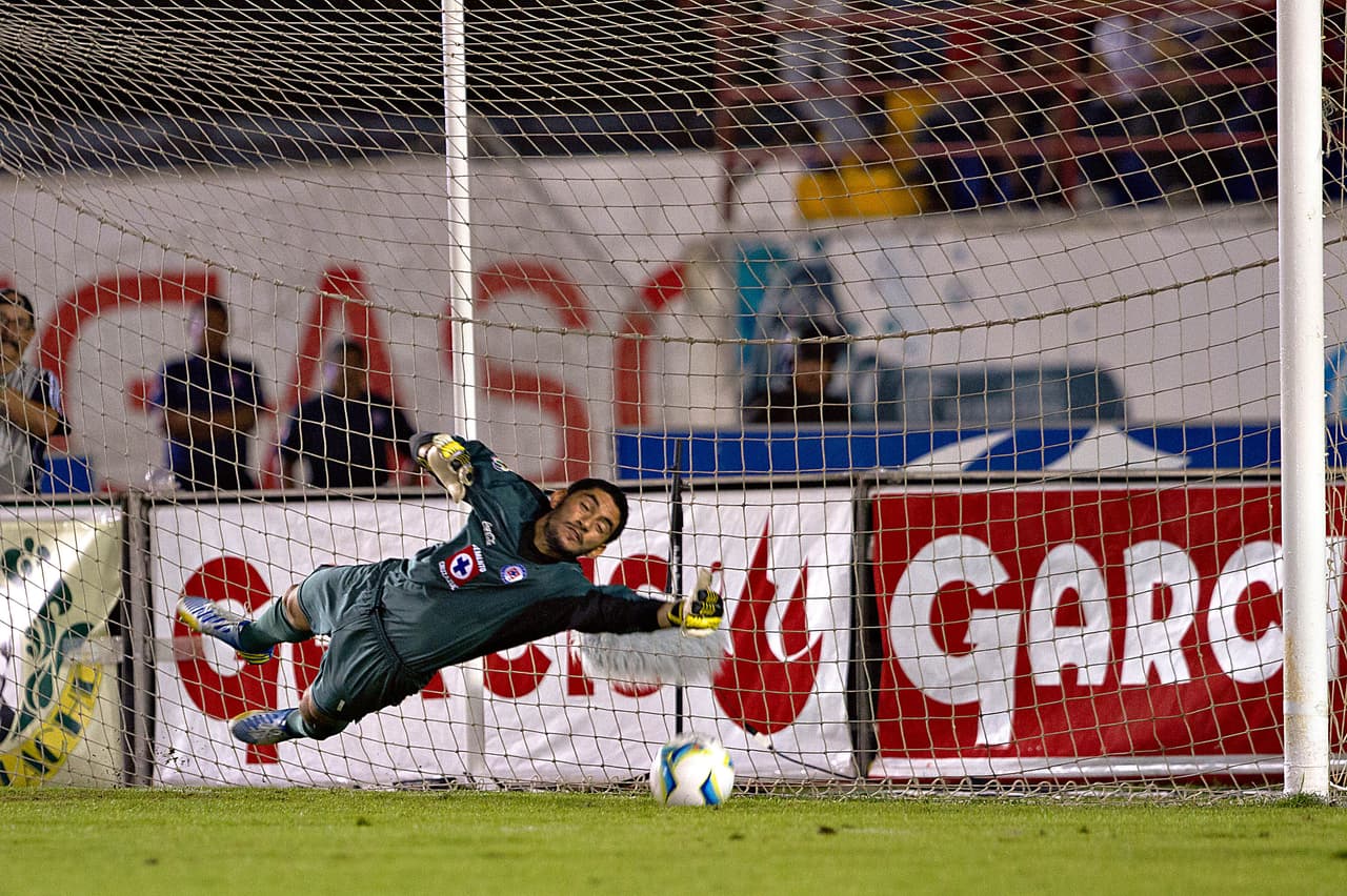 José de Jesús Corona es uno de los pocos jugadores, junto a Julio César Domínguez, presentes en ambas finales, tanto la de Copa como la de la Liga, de 2013.