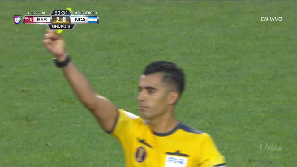 Tarjeta amarilla. El árbitro amonesta a Kevin Serapio de Nicaragua
