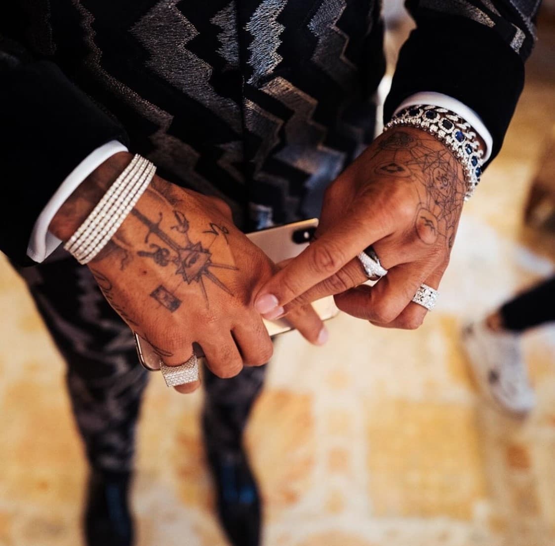 El mejor piloto enla actualida de la F1 Lewis Hamilton, tiene el afán de portar diamantes y piedras preciosas en su accesorios como lo hace en sus anillos, pulseras, relojes, cadenas y aretes.