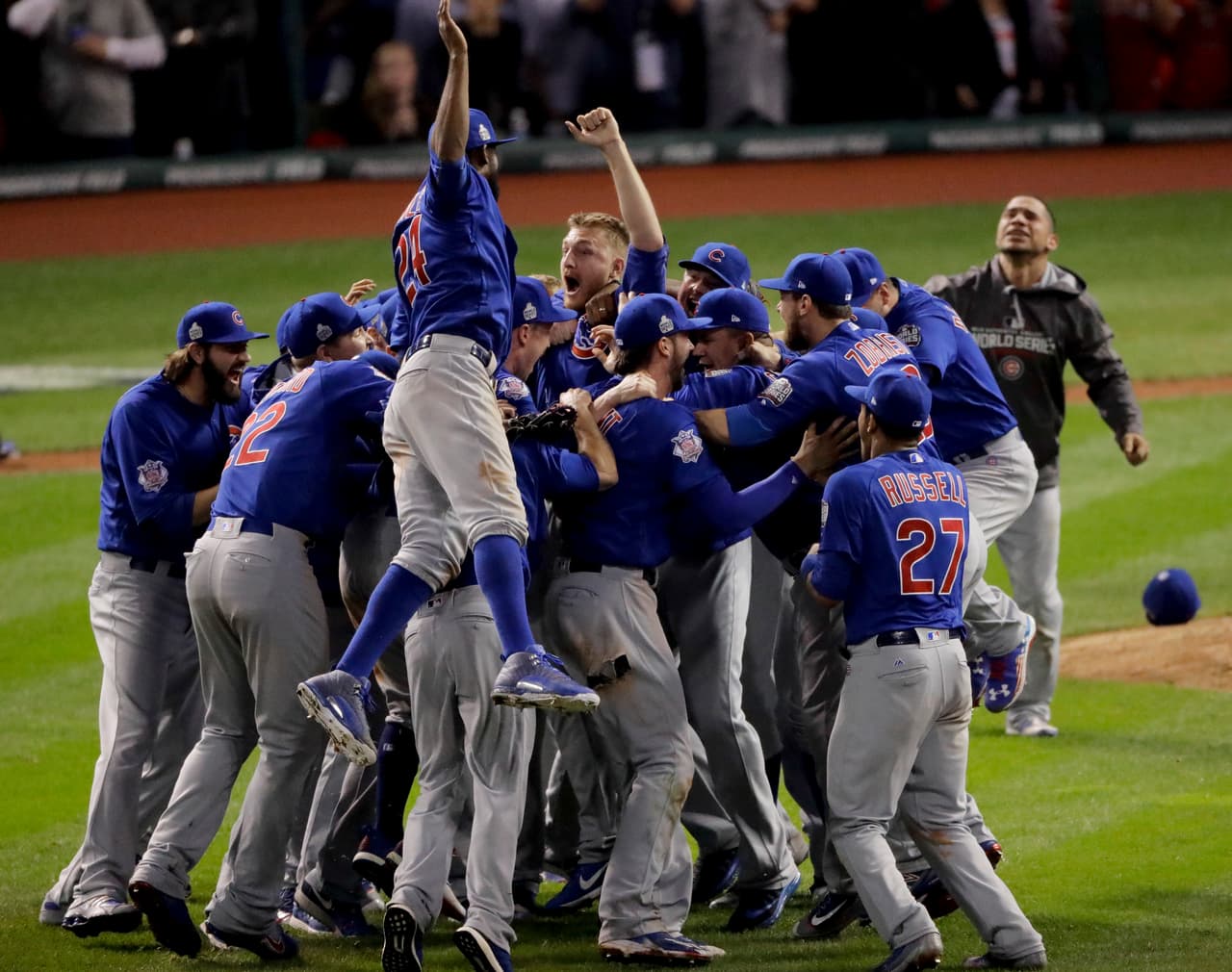 Los Cachorros de Chicago celebran tras ganar el Juego 7 de la Serie Mundial de la MLB contra los Indios de Cleveland, el jueves 3 de noviembre de 2016 en Cleveland. Los Cachorros ganaron 8-7 en 10 innings para ganar la serie 4-3. (AP Foto/Charlie Riedel)