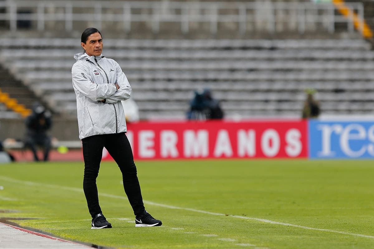 El técnico de Lobos BUAP, Francisco Palencia, no encontró la fórmula con los cambios para romper el empate.