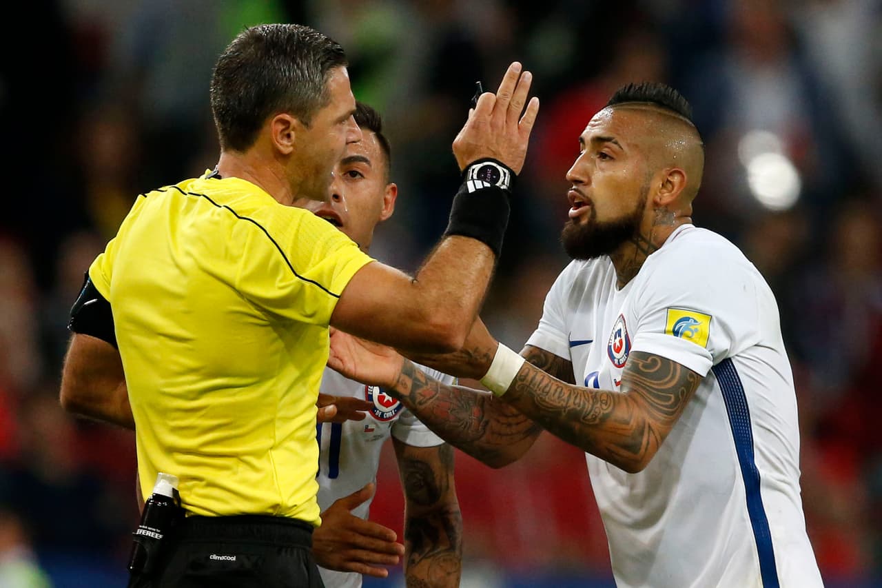 Al minuto 46, una anotación de Eduardo Vargas fue revertida gracias a la repetición instantánea. La tecnología hace sus primeras apariciones en el fútbol mundial.