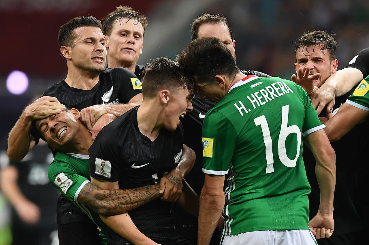 La discusión entre jugadores de México y Nueva Zelanda fue una nueva oportunidad para que el la revisión arbitral en video (VAR, en inglés) fuera protagonista en la Copa Confederaciones por tercera vez.