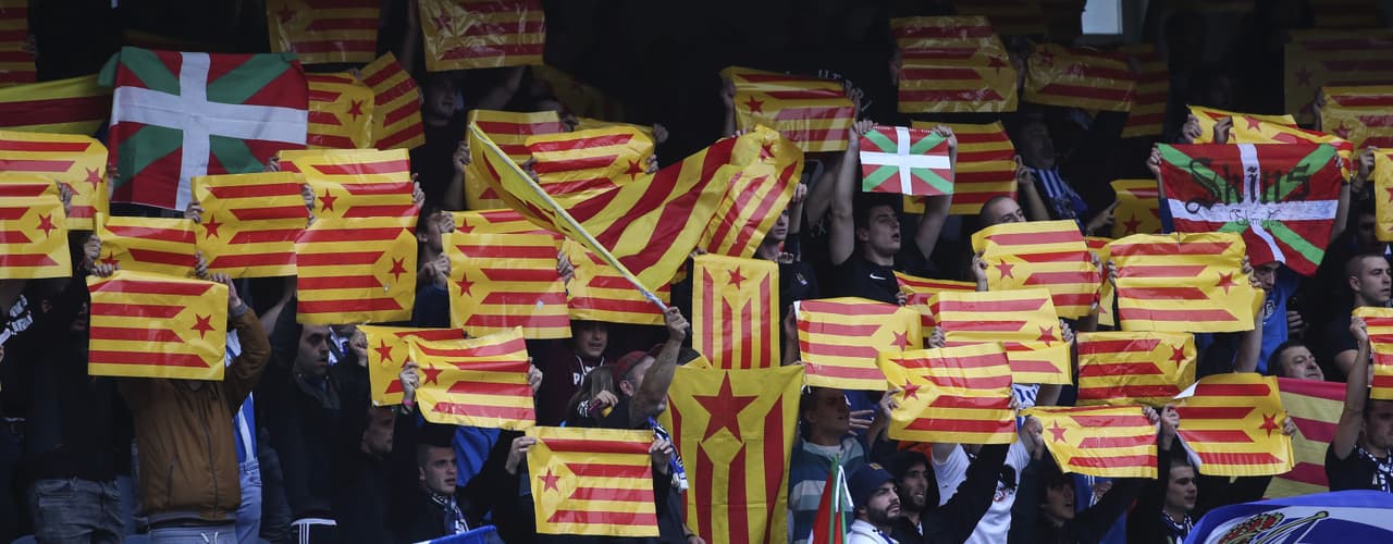 Aficionados radicales vascos, hicieron presencia en las tribunas con banderas independentistas de Cataluña.