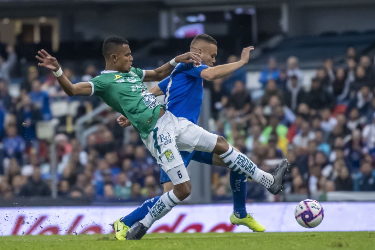 William Tesillo no puede cortar el avance de 'Cabecita' Rodríguez, que comanda la ofensiva celeste.