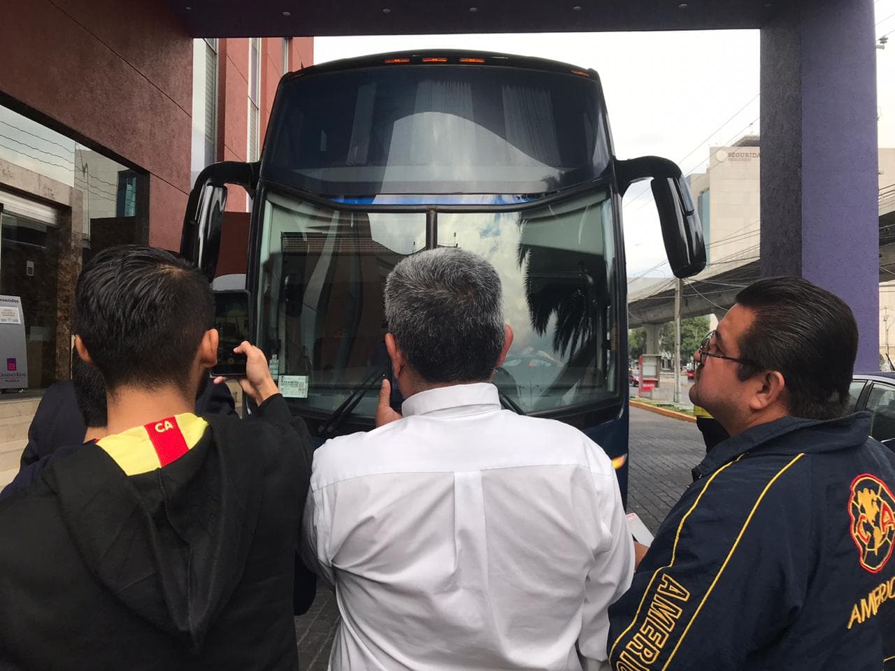 Decenas de americanistas se congregaron en el hotel para alentar al equipo previo a la final del futbol mexicano.
