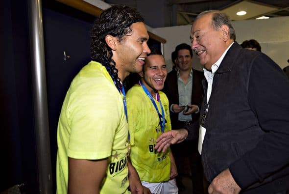 El empresario mexicano Slim bromeando con 'Gullit' Peña y Luis Montes