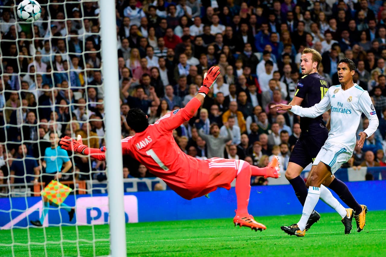 Tras una jugada por la derecha, Harry Kane pegó de taco y el balón golpeó a Raphael Varane para meterse como gol en contra al minuto 28.