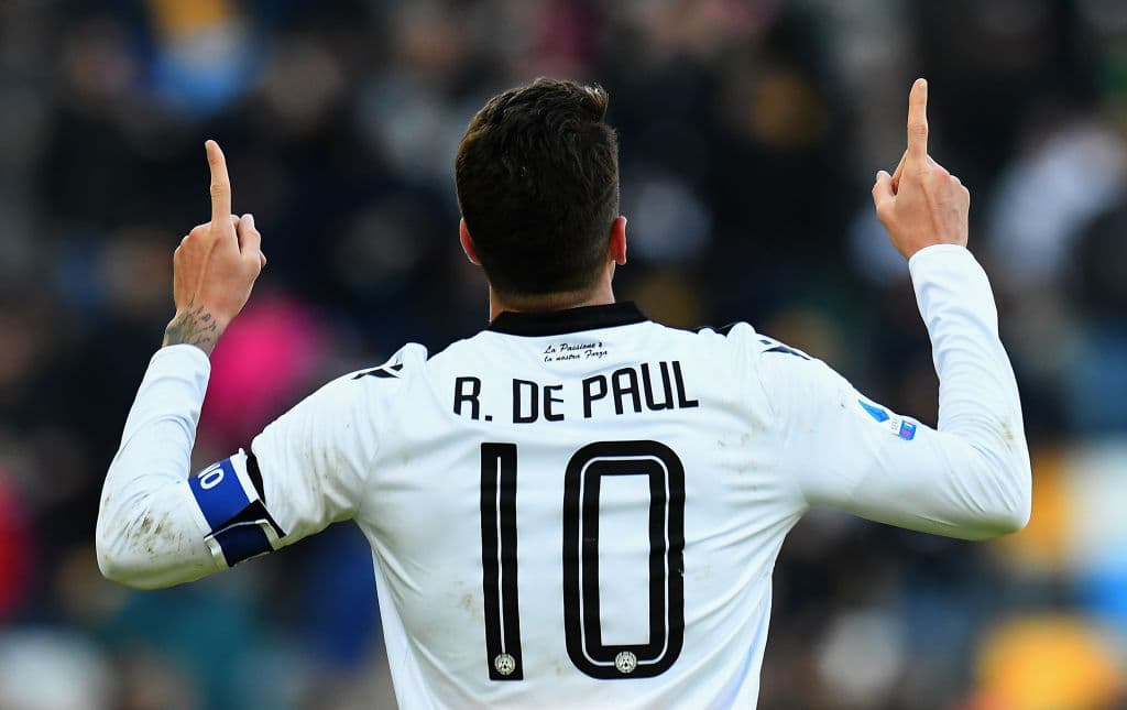 Uno de sus mejores amigos es Rodrigo De Paul. Su compatriota juega para el Udinese y cuando se enfrentan intercambian camisetas.